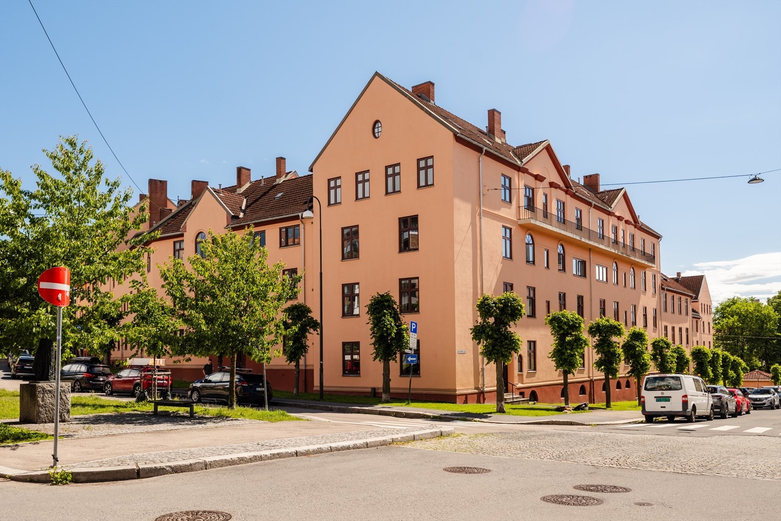 Bygården er omkranset av tidstypiske gårder fra 20-tallet, og fremstår som en meget hyggelig kvartalsbebyggelse. Galleribilde