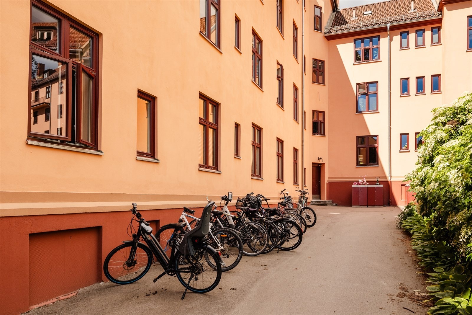 Det er også sykkelparkering i bakgården. Galleribilde