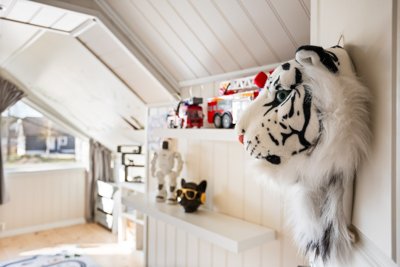 Loftsetasjen har en egen soveromsavdeling, adskilt fra oppholdsrommene nede. Galleribilde