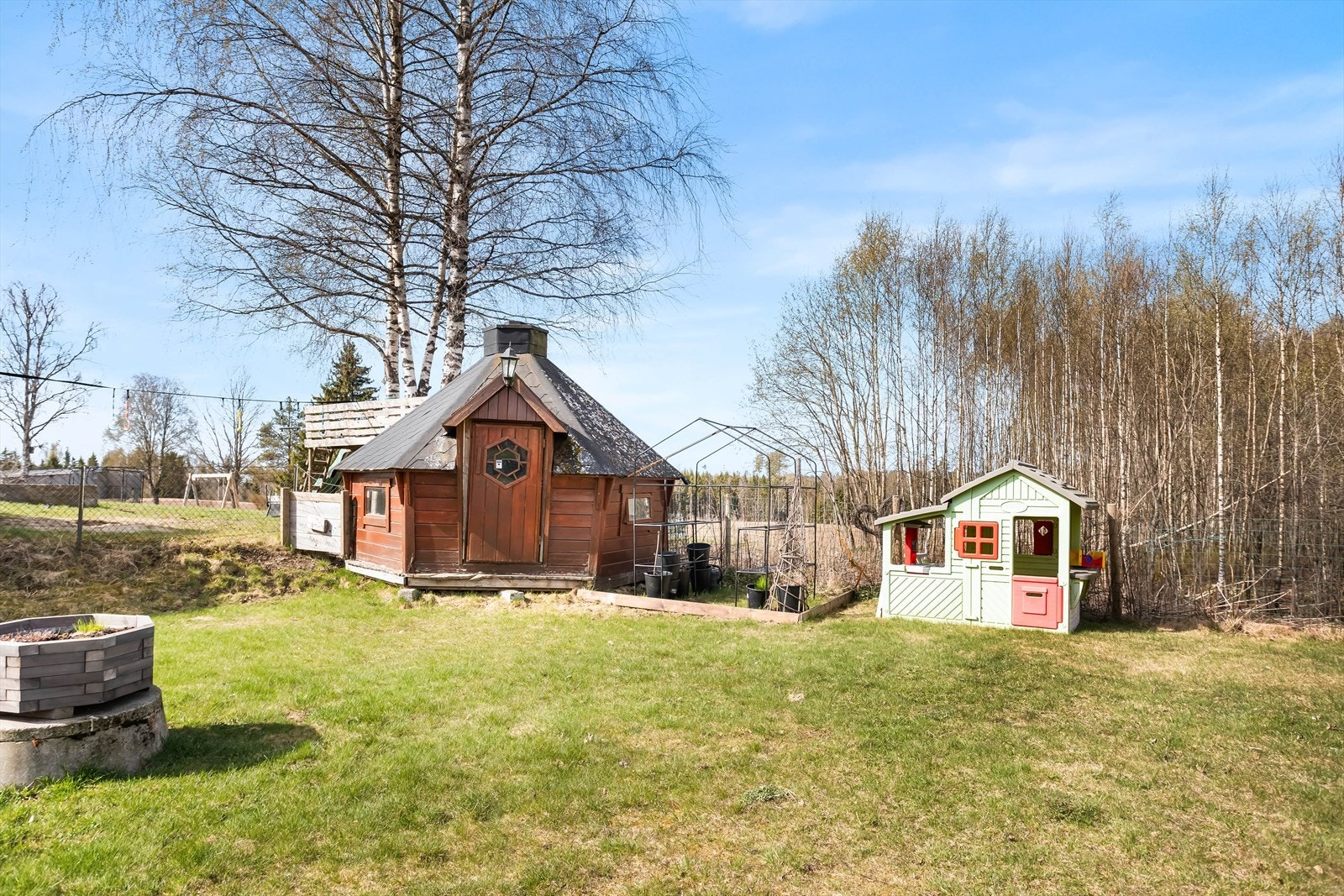 Eiendommen ligger i et barnevennlig område med god plass til uteaktiviteter. Galleribilde