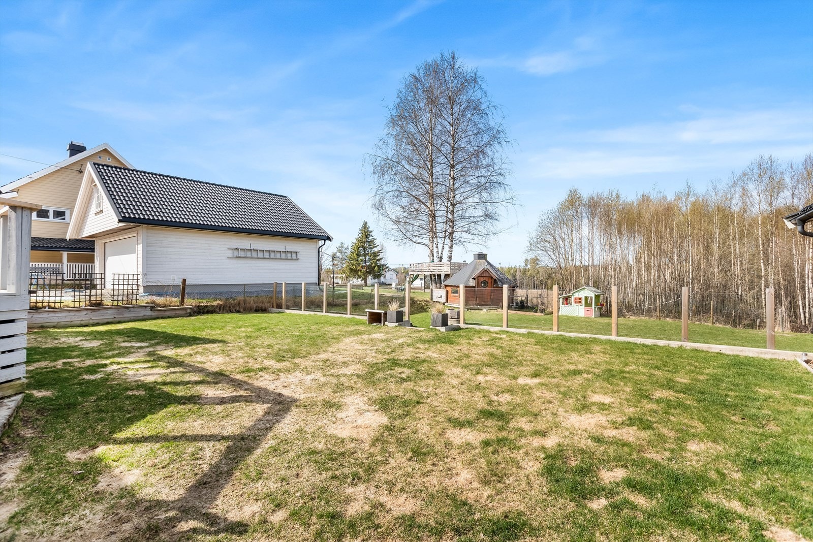 Hagen gir rikelig med plass for lek, hagearbeid og rekreasjon. Galleribilde