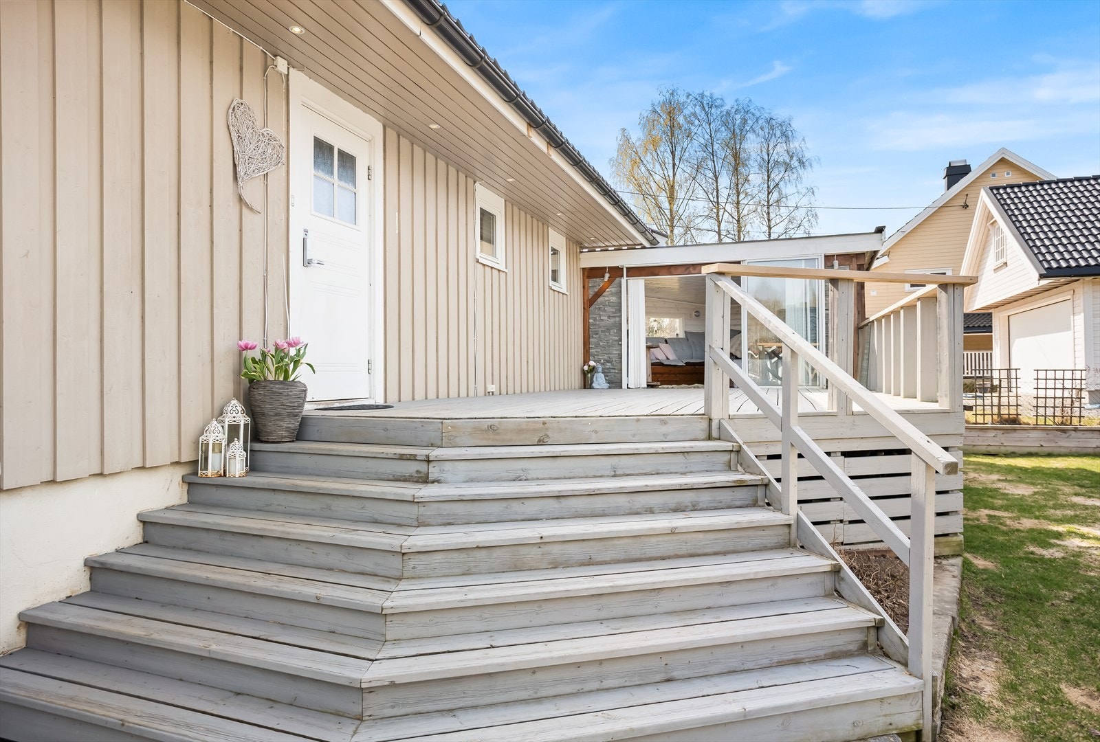 Fra hagen leder en solid tretrapp opp til den store terrassen ved inngangspartiet. Galleribilde