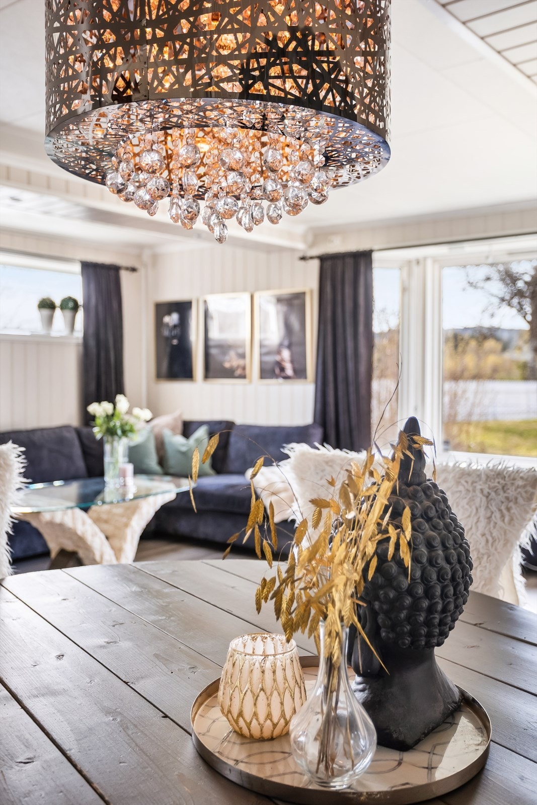 Spisestuen har plass til et stort spisebord for sosiale sammenkomster. Galleribilde