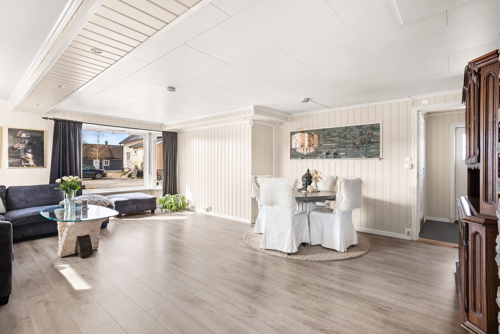 Det er god plass til både sofagruppe og spisebord i den åpne stueløsningen. Galleribilde