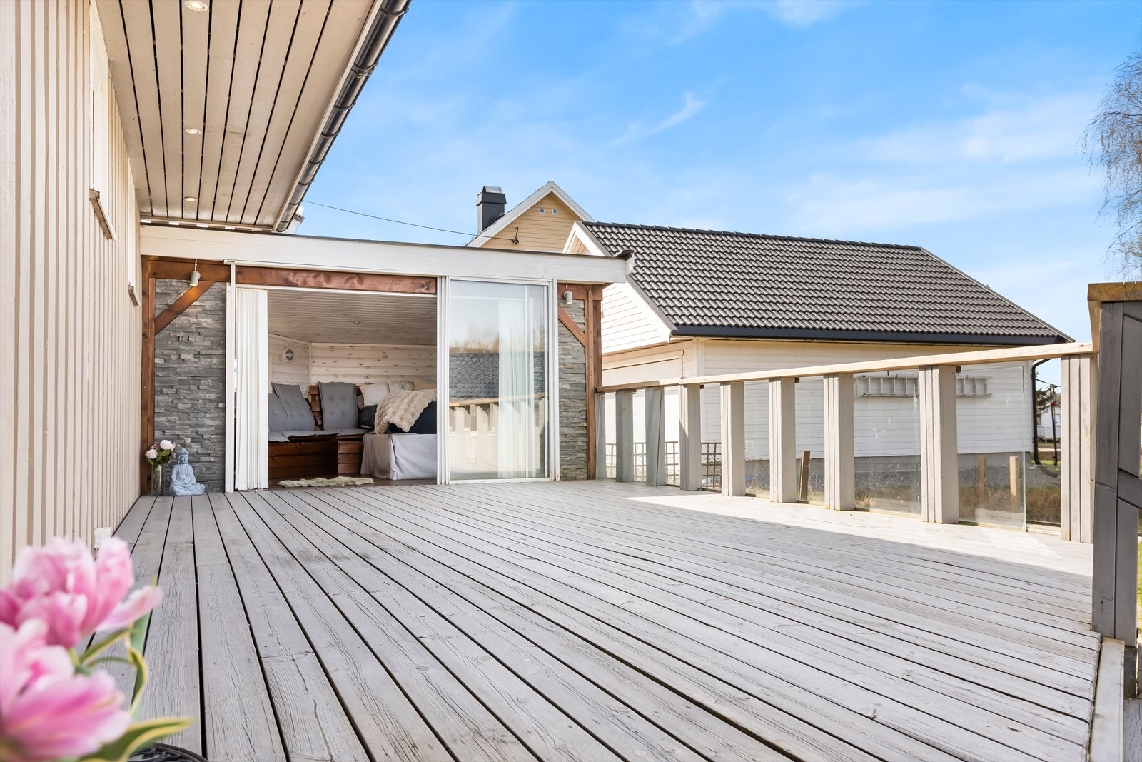 Romslig terrasse på ca. 30 m² med en tilhørende, innglasset utestue. Galleribilde