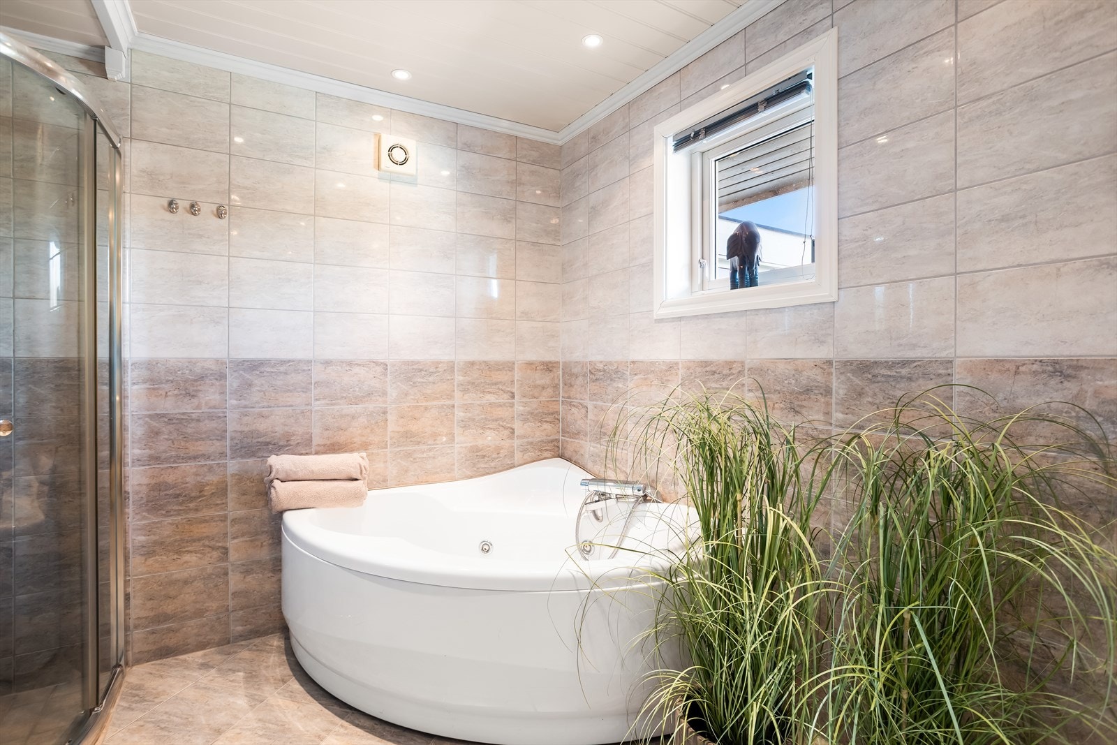Badet har både dusjhjørne og badekar, samt elektrisk gulvvarme. Galleribilde