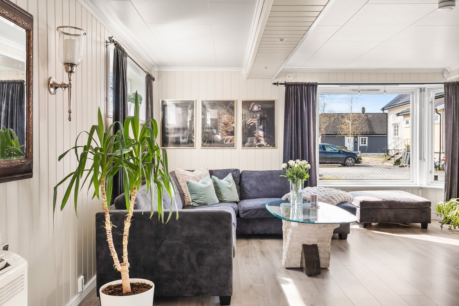 Stuen har laminatgulv og store vindusflater med 2-lags isolerglass. Galleribilde