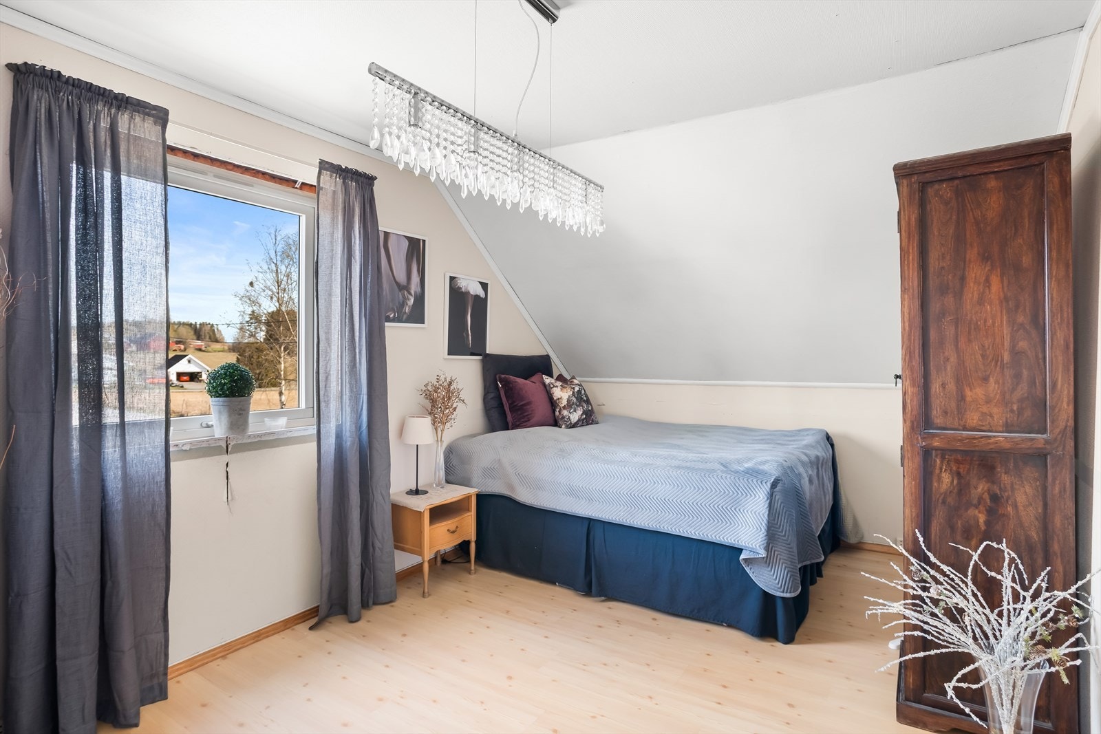 Ett av tre soverom i boligens loftsetasje. Galleribilde