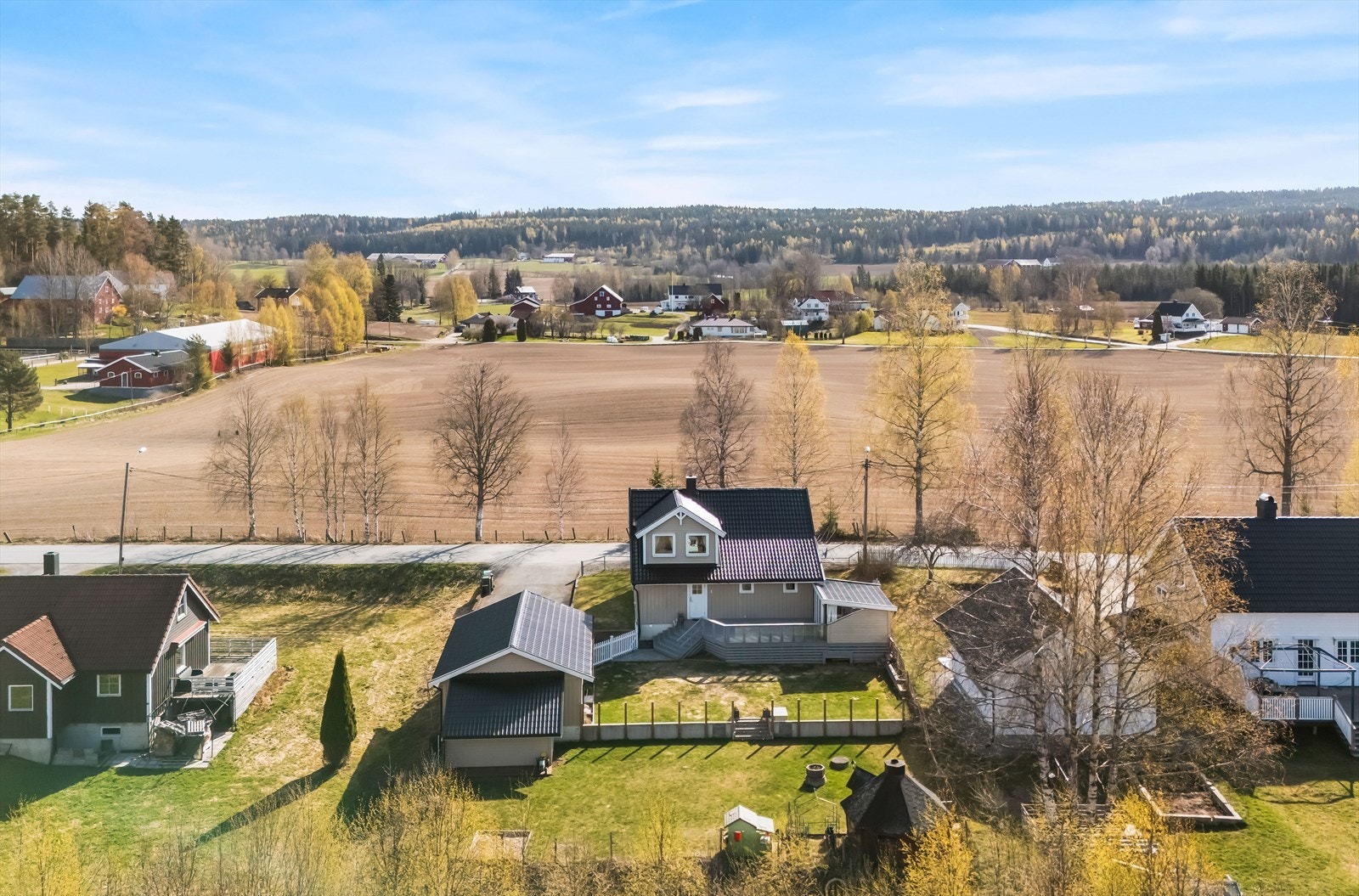 Enebolig med stor, frittstående dobbelgarasje på en flat og opparbeidet tomt. Galleribilde