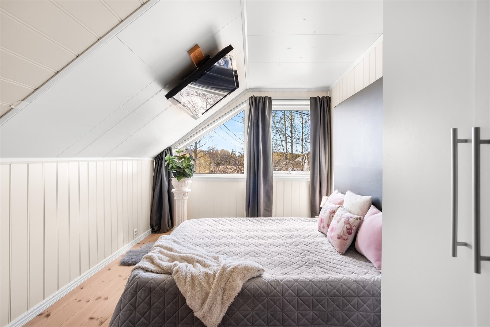 Soverom med god plass til seng og oppbevaringsmøbler. Galleribilde
