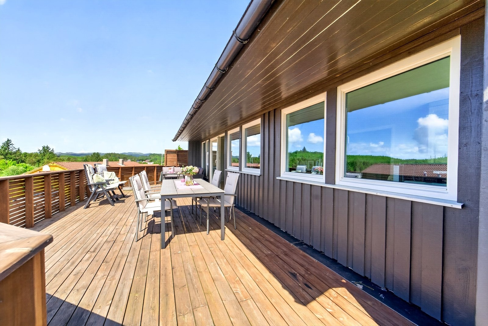 Uteplassen er perfekt for grilling og avslapping med familie og venner. Galleribilde