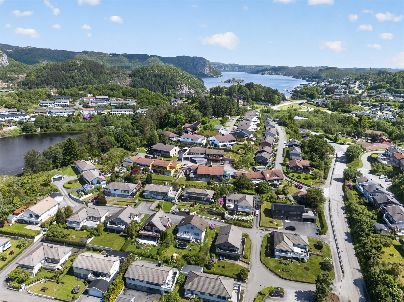 Fra eiendommen er det kun en 3-minutters kjøretur til Farsund sentrum. Galleribilde