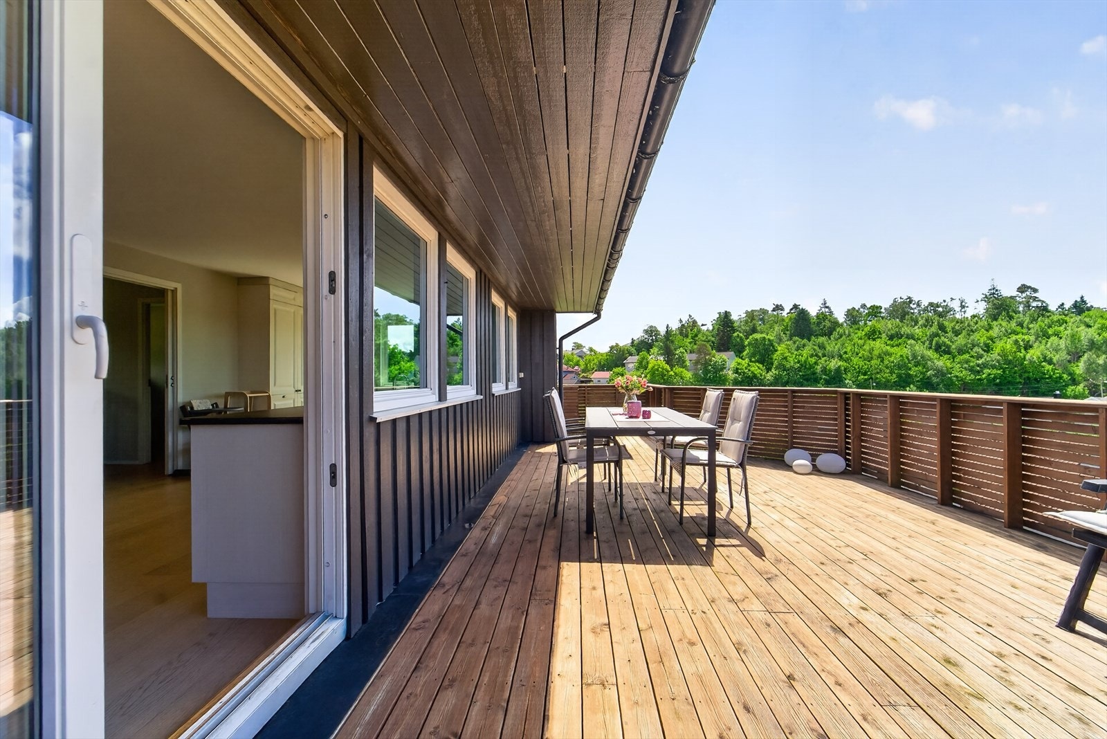 Boligen har en stor, sørvestvendt terrasse med direkte utgang fra stuen. Galleribilde