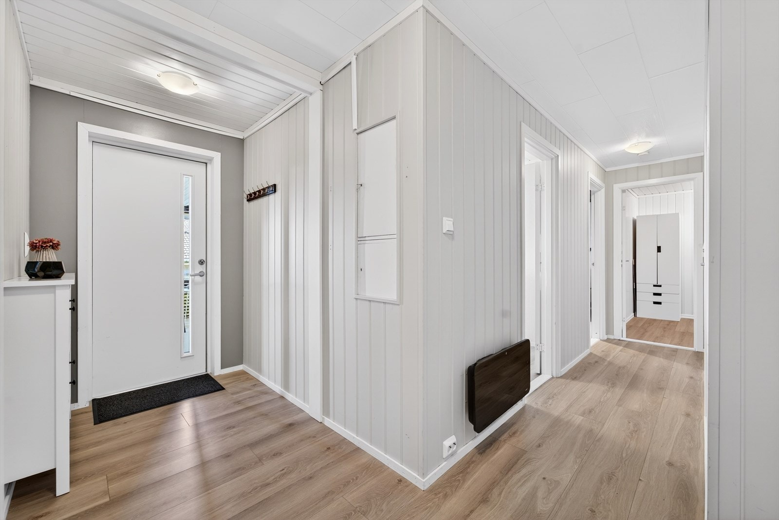 Lys entré med laminatgulv og god plass til oppbevaring. Galleribilde