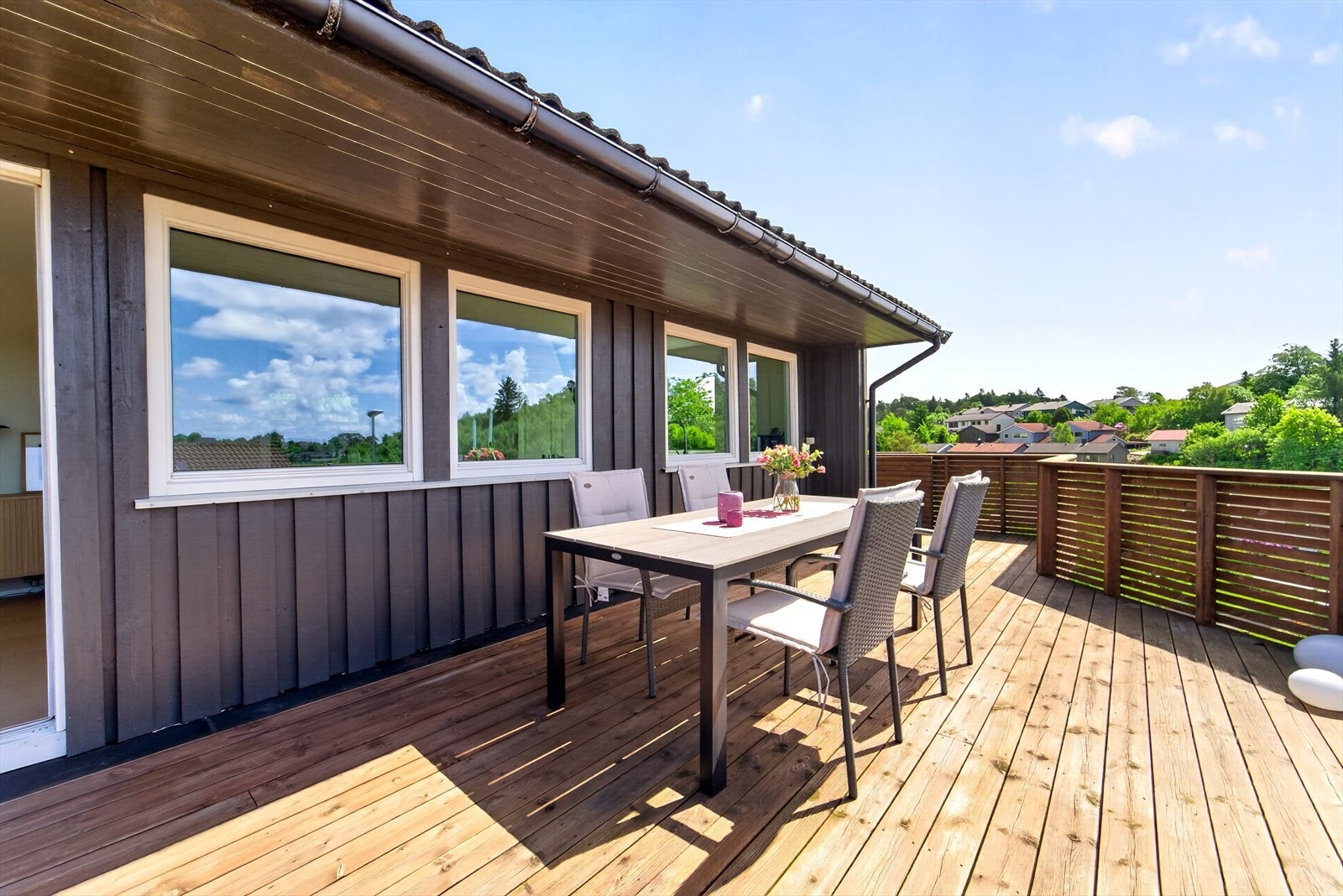 God plass til både spisegruppe og loungeområde for fine sommerkvelder. Galleribilde