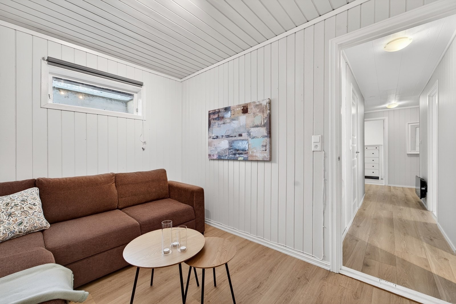 Rommet har laminat på gulv og panel på vegger. Galleribilde