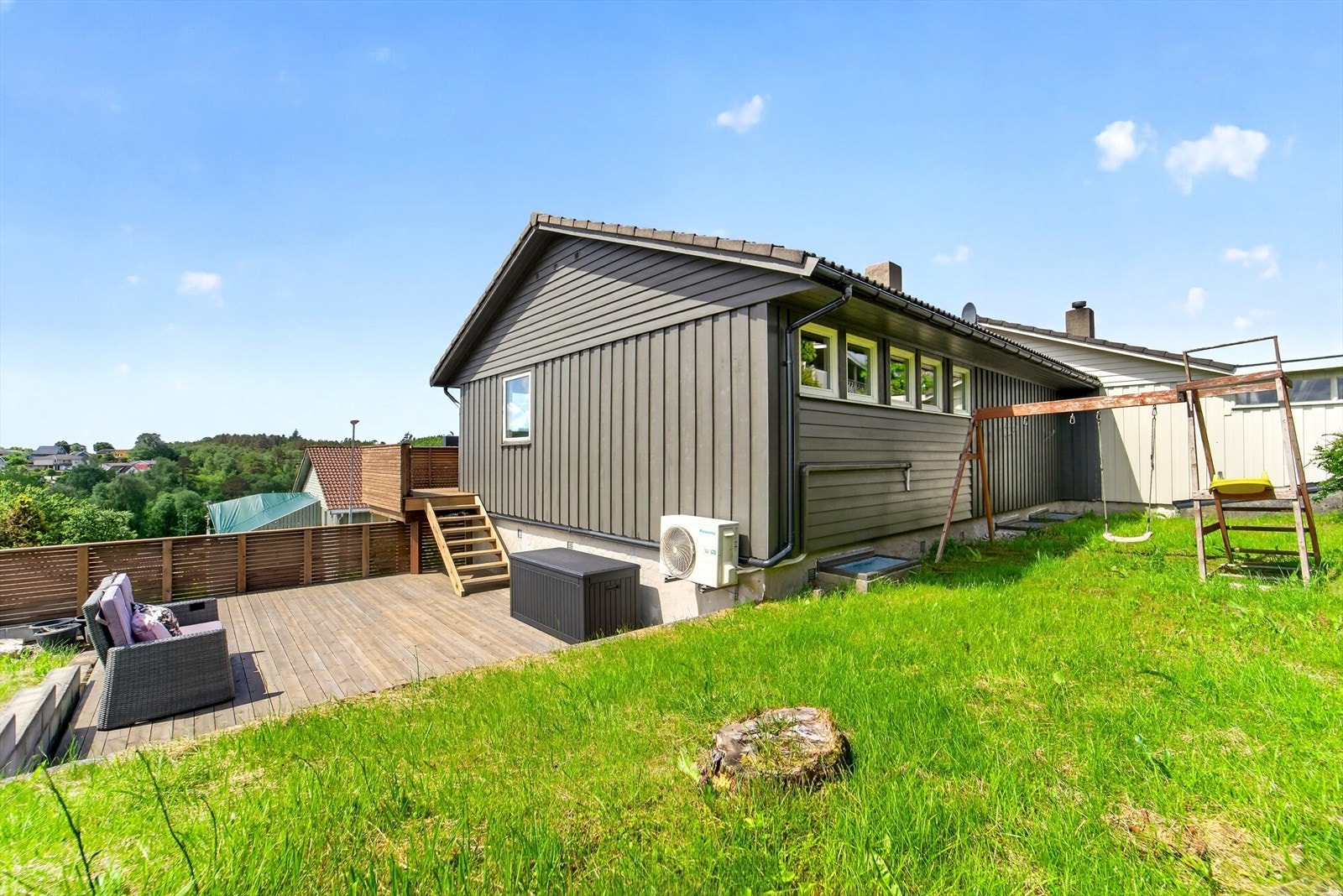 Hageareal med plass for lek og aktiviteter. Galleribilde