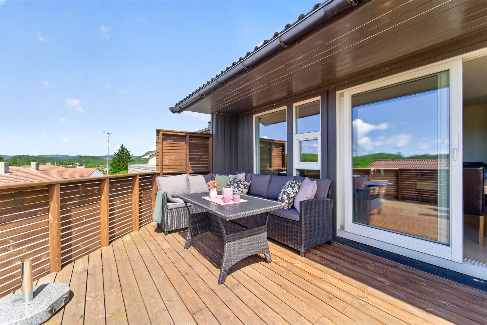 Den sørvestvendte terrassen har optimale solforhold. Galleribilde