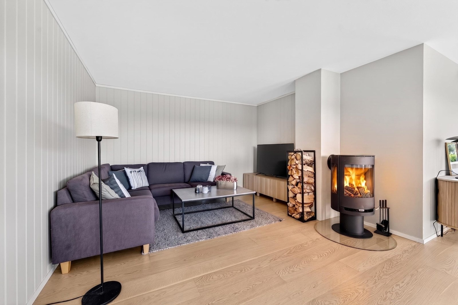 Stuen har god plass til sofagruppe og oppvarmes med vedovn og varmepumpe. Galleribilde
