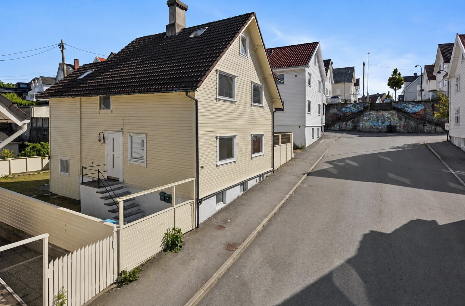 DNB Eiendom AS Storhaug - Innholdsrik og modernisert tomannsbolig over fire plan med attraktiv beliggenhet |