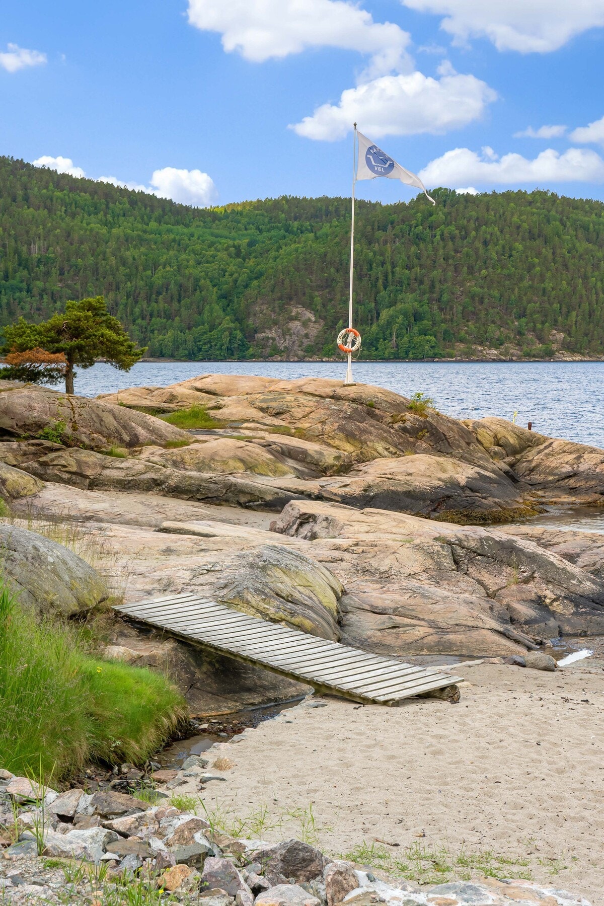 Vellet har tilgang til to strender: Nordstranda og Sydstranda. Begge strendene har strandutvalg som sørger for vedlikehold gjennom sesongen. Galleribilde