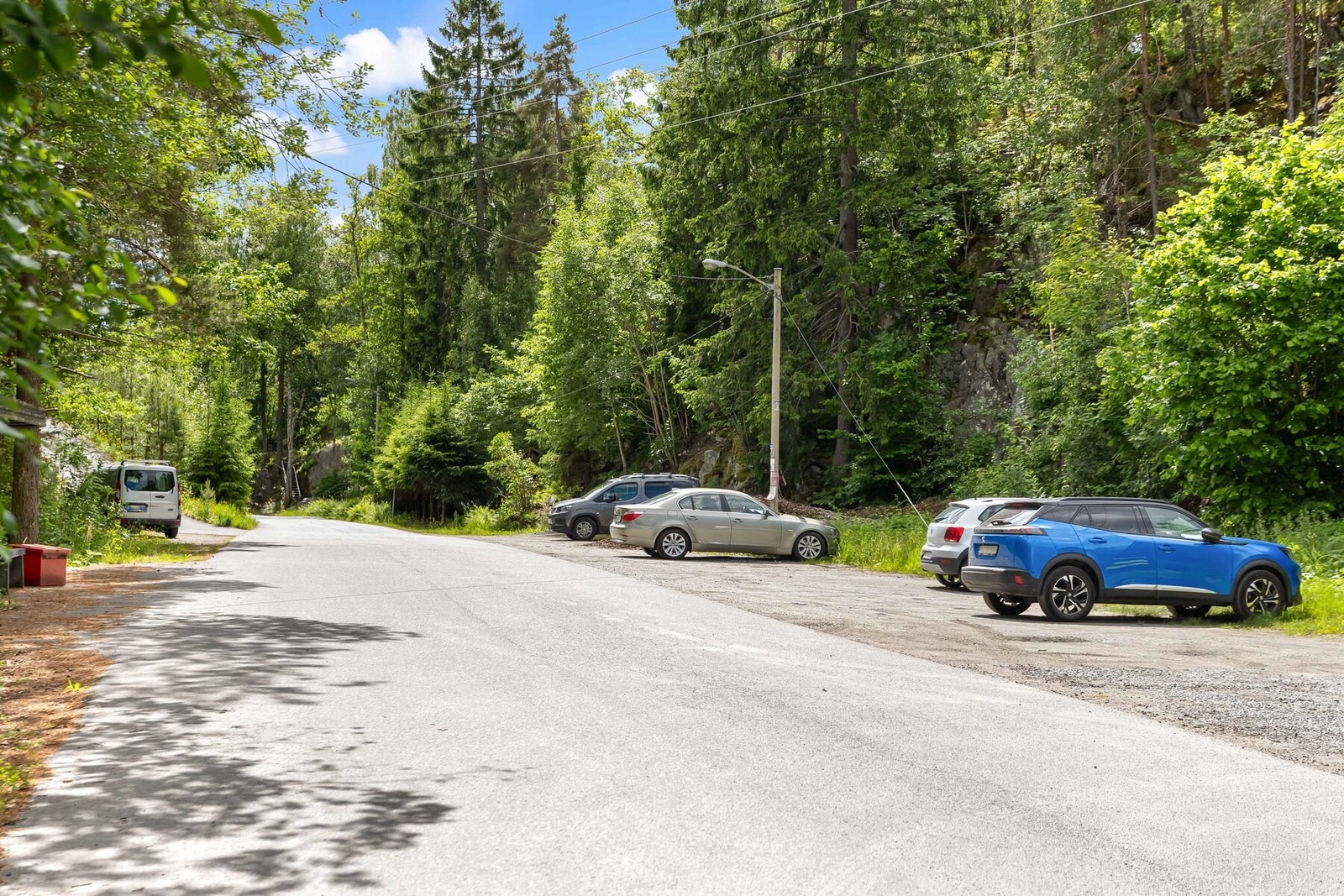 Hytta har parkering for 3 biler (gravd ut plass for 3 biler på tomtedelen, langs veien, som tilhører denne hytta). V Galleribilde
