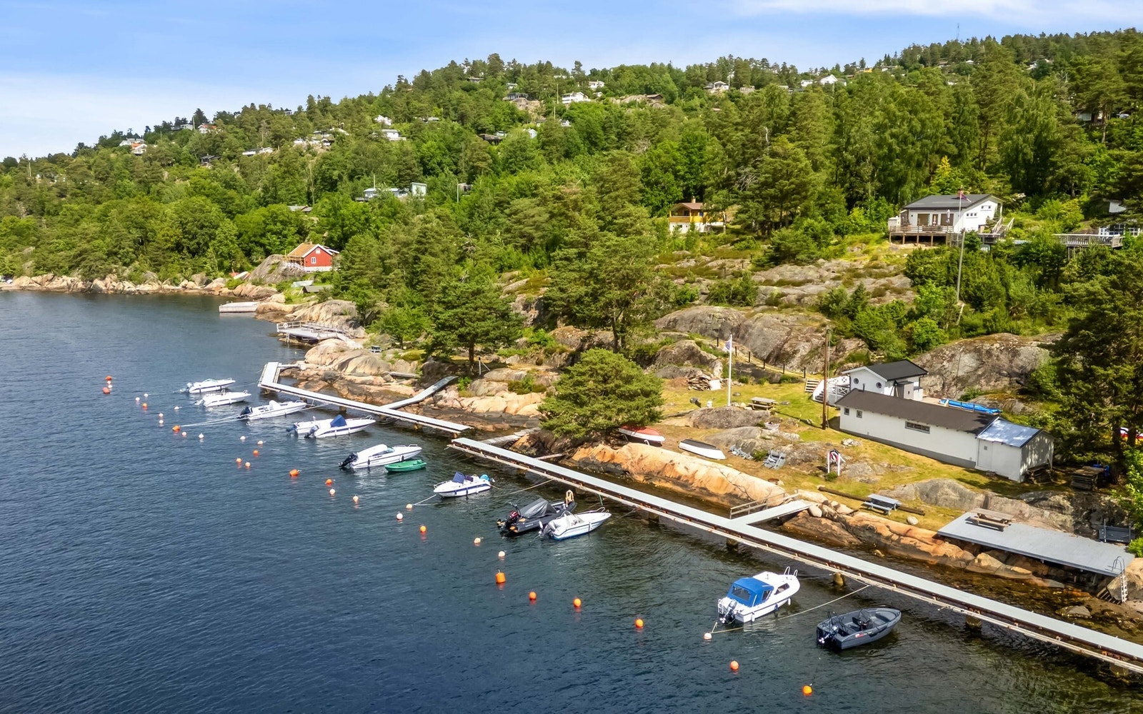 Eiendommen har en sentral og meget attraktiv beliggenhet i et etablert hyttesameie på Langebåt/Hallangstangen med felles strandlinje, brygge, strand og svaberg m.m. Galleribilde