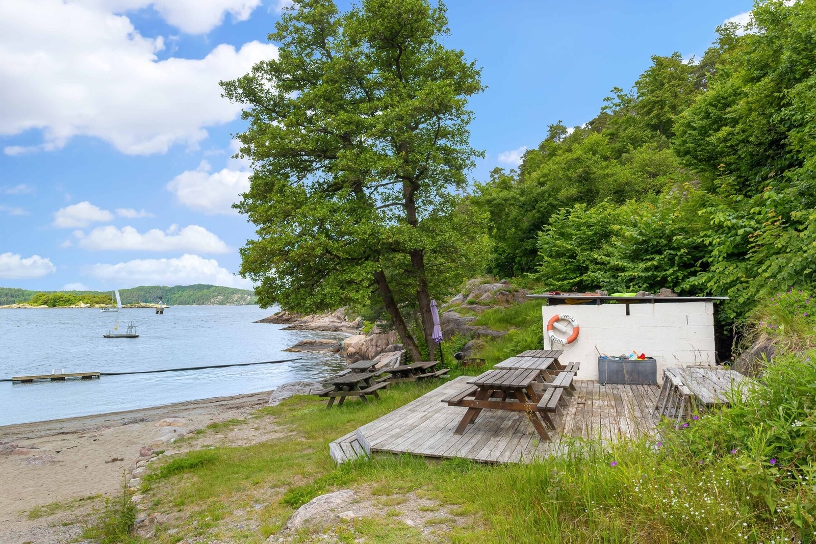 Vellet har tilgang til to strender: Nordstranda og Sydstranda. Begge strendene har strandutvalg som sørger for vedlikehold gjennom sesongen. Galleribilde