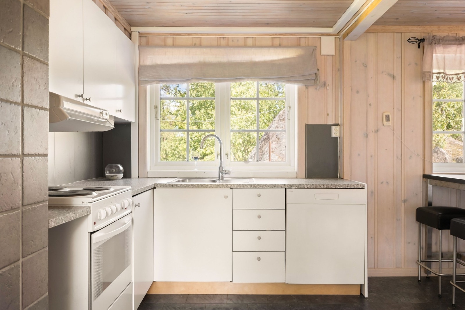 Kjøkkeninnredning fra 2009/10 med slette fronter og benkeplate av laminat. Galleribilde