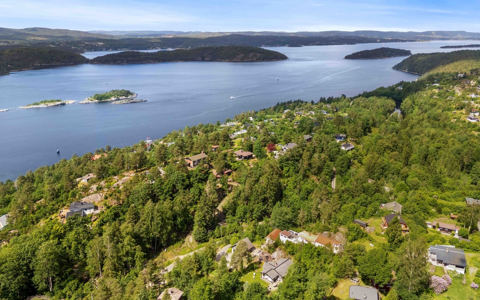 Dette er en innholdsrik og sjarmerende fritidseiendom med anneks, stor tomt på ca. 2 mål og attraktiv beliggenhet på Båtstø/Hallangen. Galleribilde