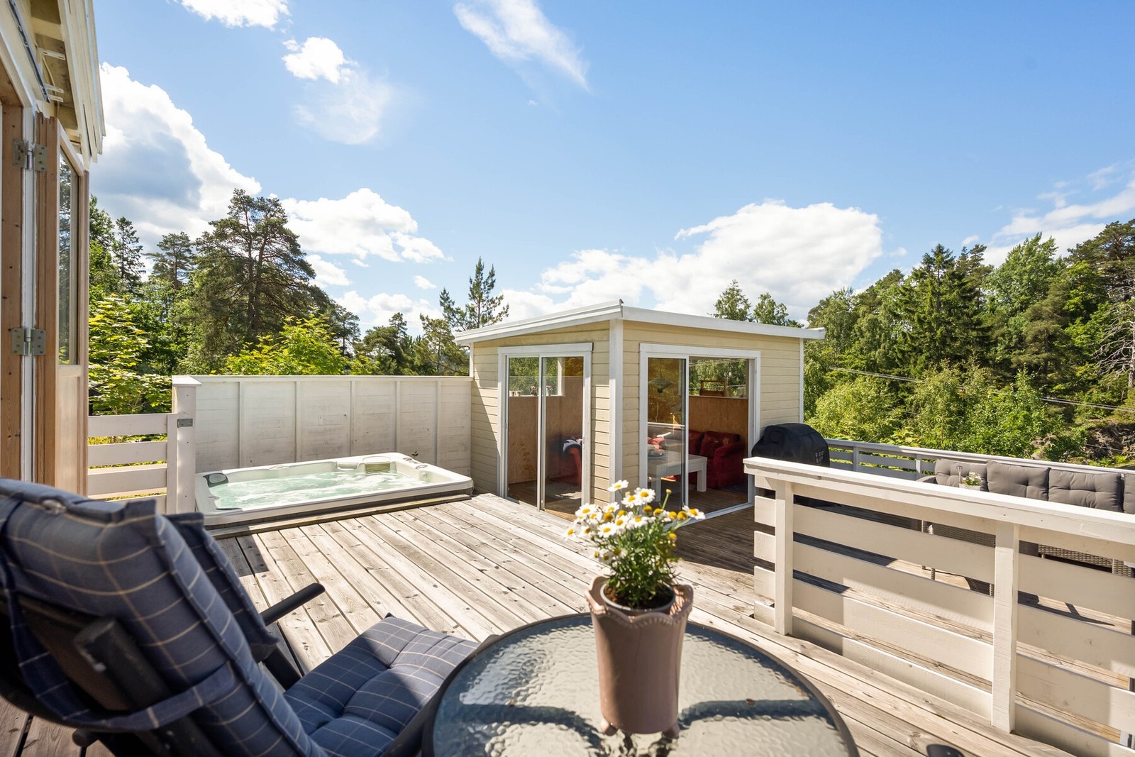 Et ekstra høydepunkt er jacuzzien og den hyggelige vinterhagen, som gir gode muligheter for avslapning og sosialt samvær gjennom store deler av året. Galleribilde