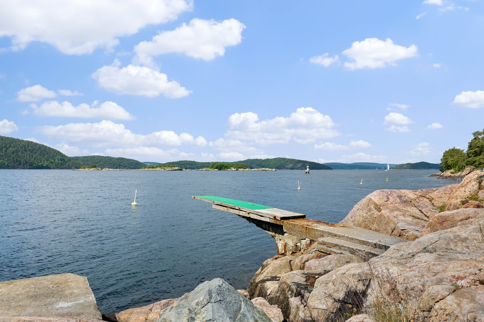 Vellet har tilgang til to strender: Nordstranda og Sydstranda. Begge strendene har strandutvalg som sørger for vedlikehold gjennom sesongen. Galleribilde
