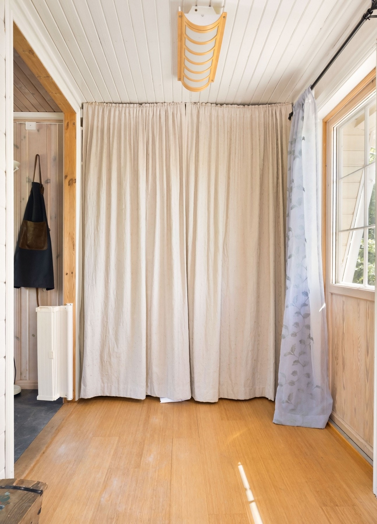 Ved kjøkkenet finner du også en matbod med videre tilkomst til et teknisk rom som byr på ekstra oppbevaringsplass. Galleribilde