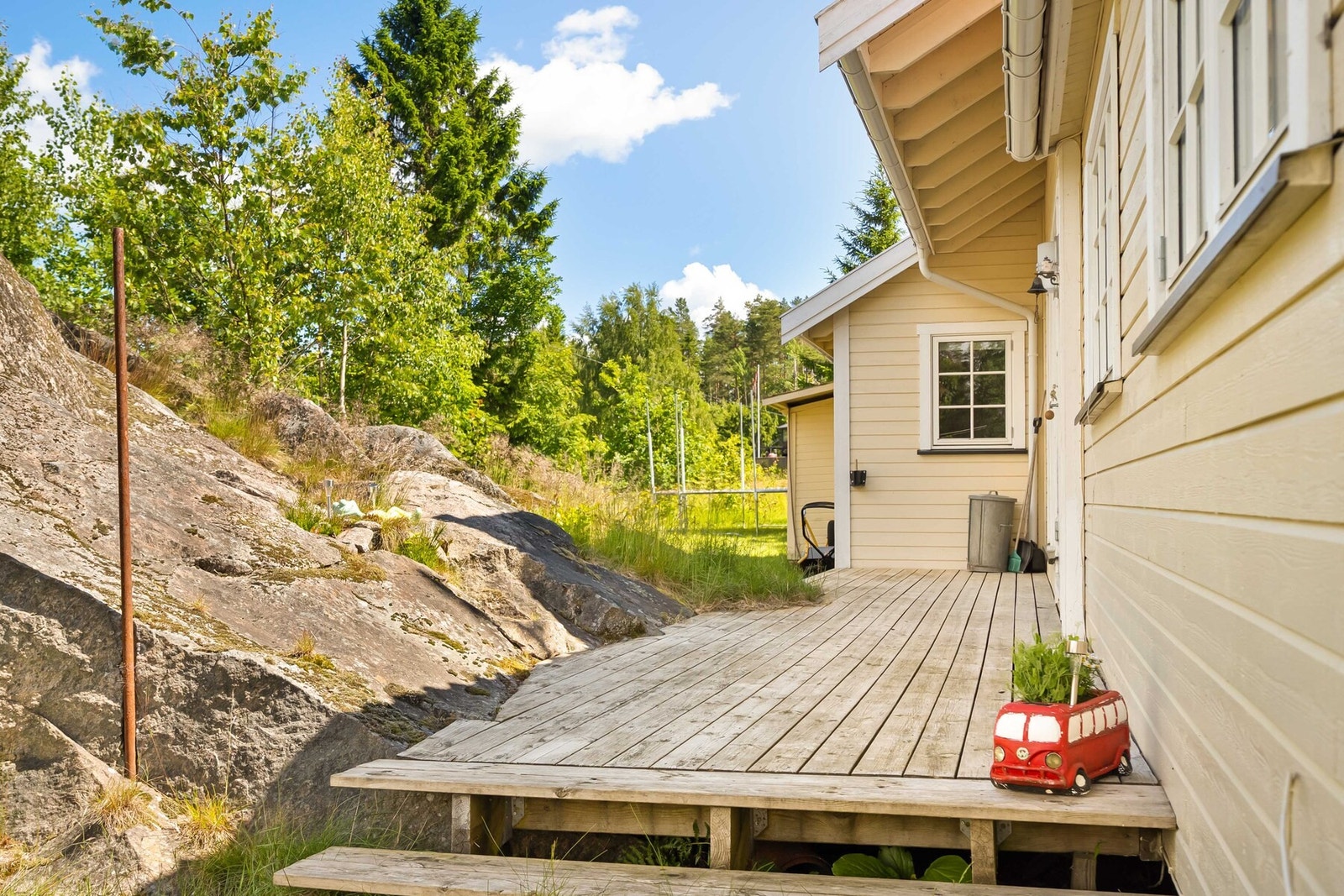Hytta har et hyggelig inngangsparti med terrasseplatting ønsker deg velkommen inn. Galleribilde