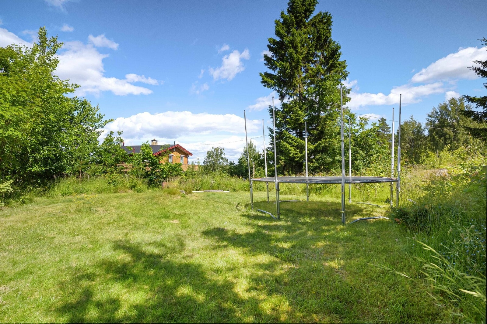 Fra terrassen er det videre adkomst til hagen som byr på rikelig med boltringsplass for hele familien. Galleribilde