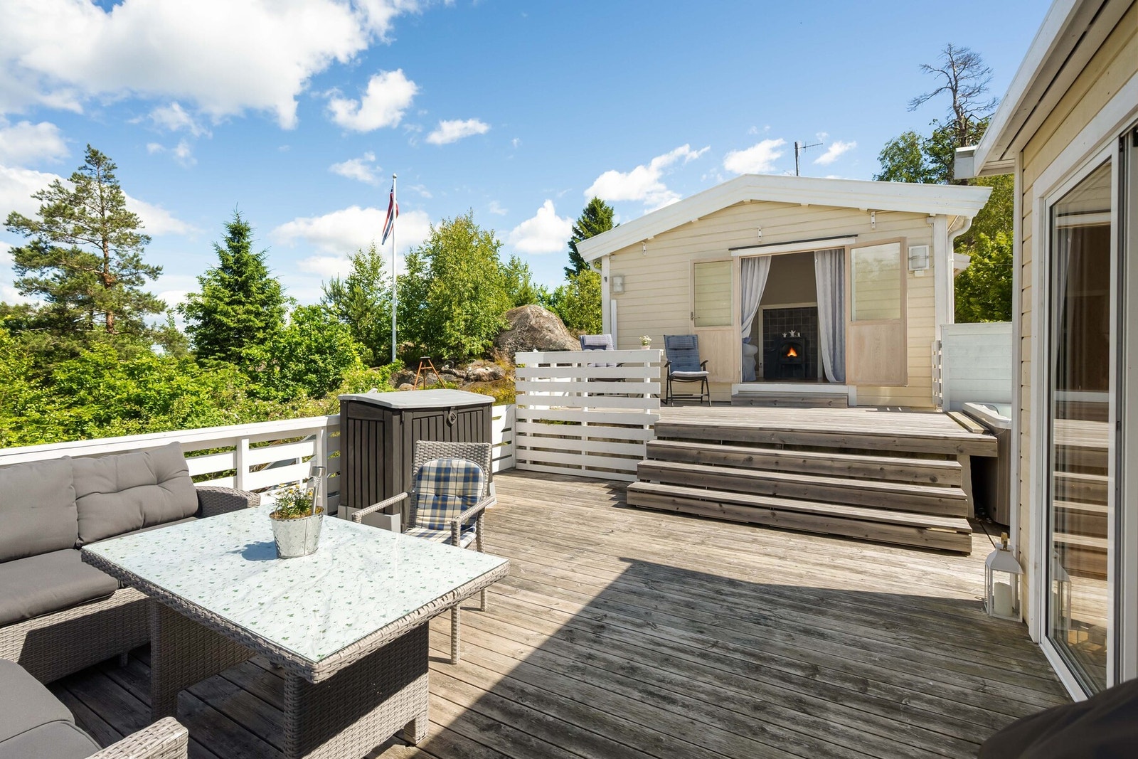 Fra stuen er det utgang til hyttas flotte uteområder med en romslig terrasse som strekker seg rundt deler av hytta. Galleribilde
