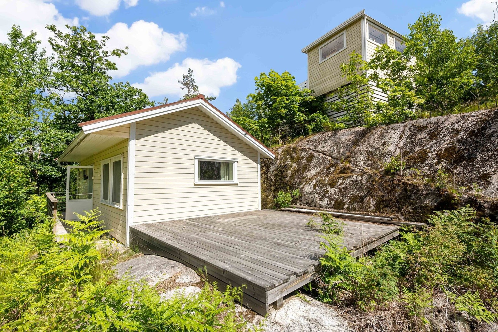 På baksiden av annekset er det er terrasse på 20 kvm. Galleribilde