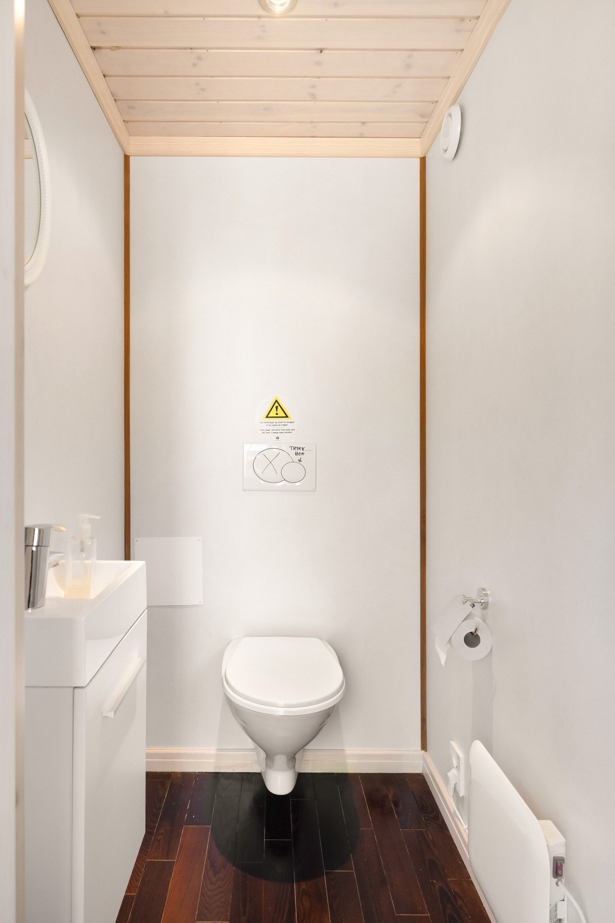 Vegg i vegg med badet finner du et toalettrom med heltregulv og baderomsplater på vegg. Galleribilde