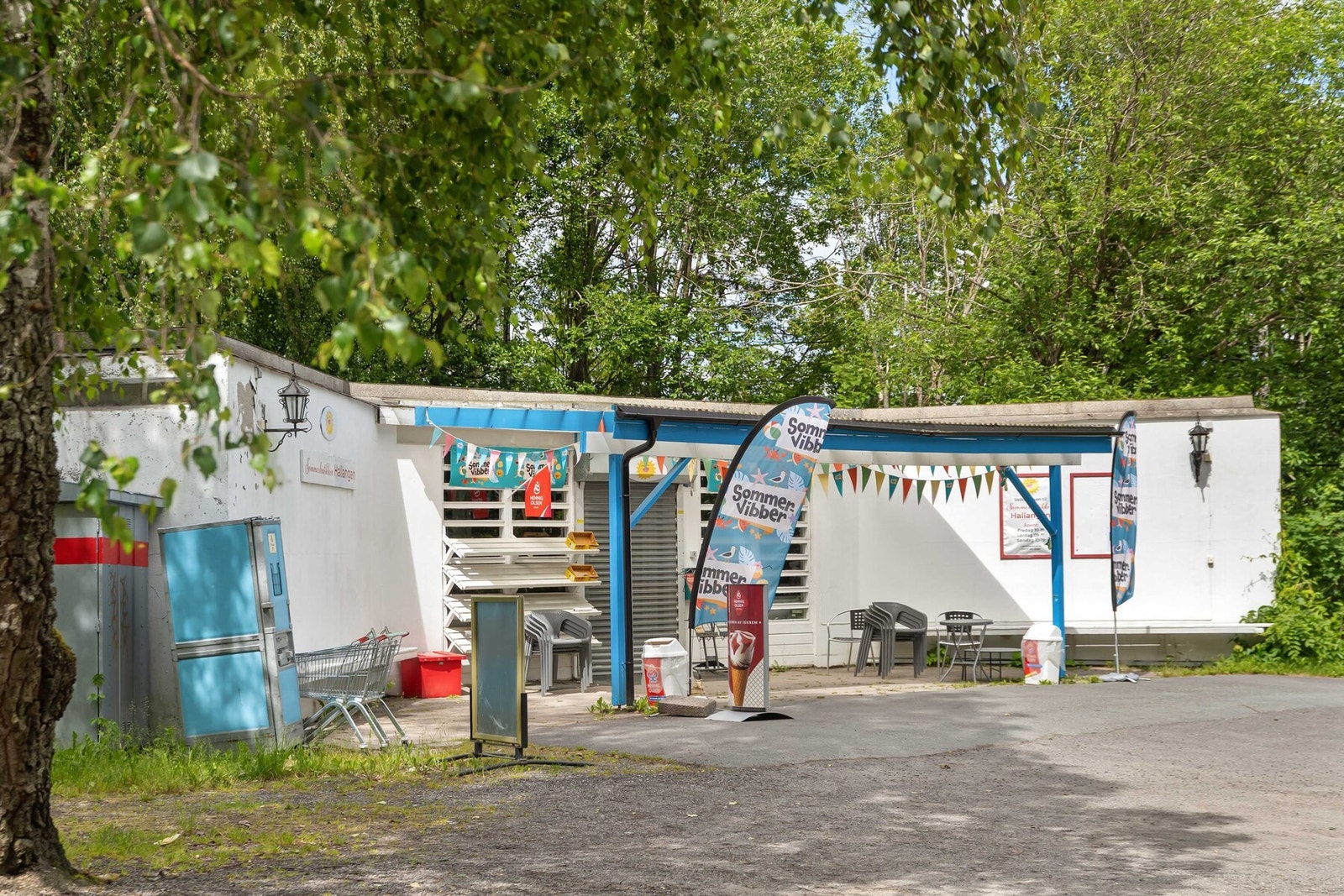 Fra hytten er det ca. 100 meter til sommerbutikken som holder åpent fra mai til september, med ferskt brød og aviser, samt fint tilrettelagte veier og gangstier ned til strender og svaberg. Galleribilde