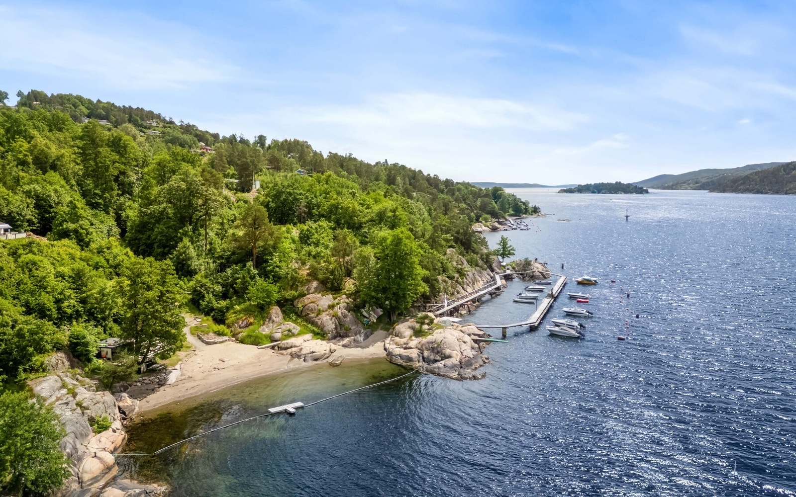 Eiendommen har en sentral og meget attraktiv beliggenhet i et etablert hyttesameie på Langebåt/Hallangstangen med felles strandlinje, brygge, strand og svaberg m.m. Galleribilde