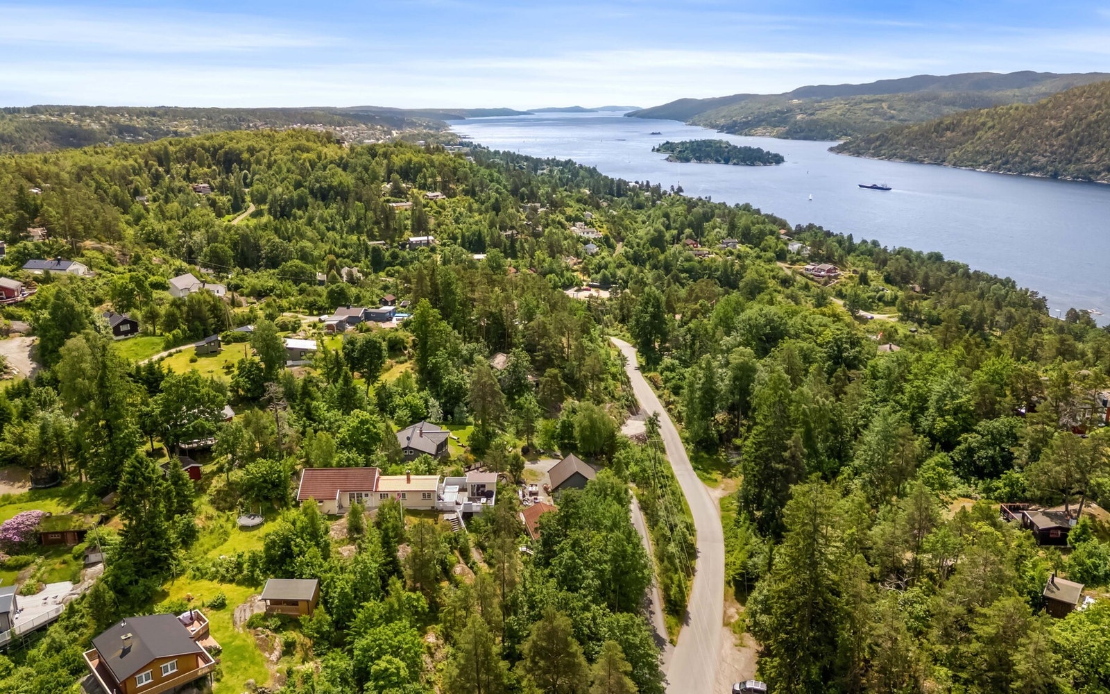 Eiendommen har en sentral og meget attraktiv beliggenhet i et etablert hyttesameie på Langebåt/Hallangstangen med felles strandlinje, brygge, strand og svaberg m.m. Galleribilde