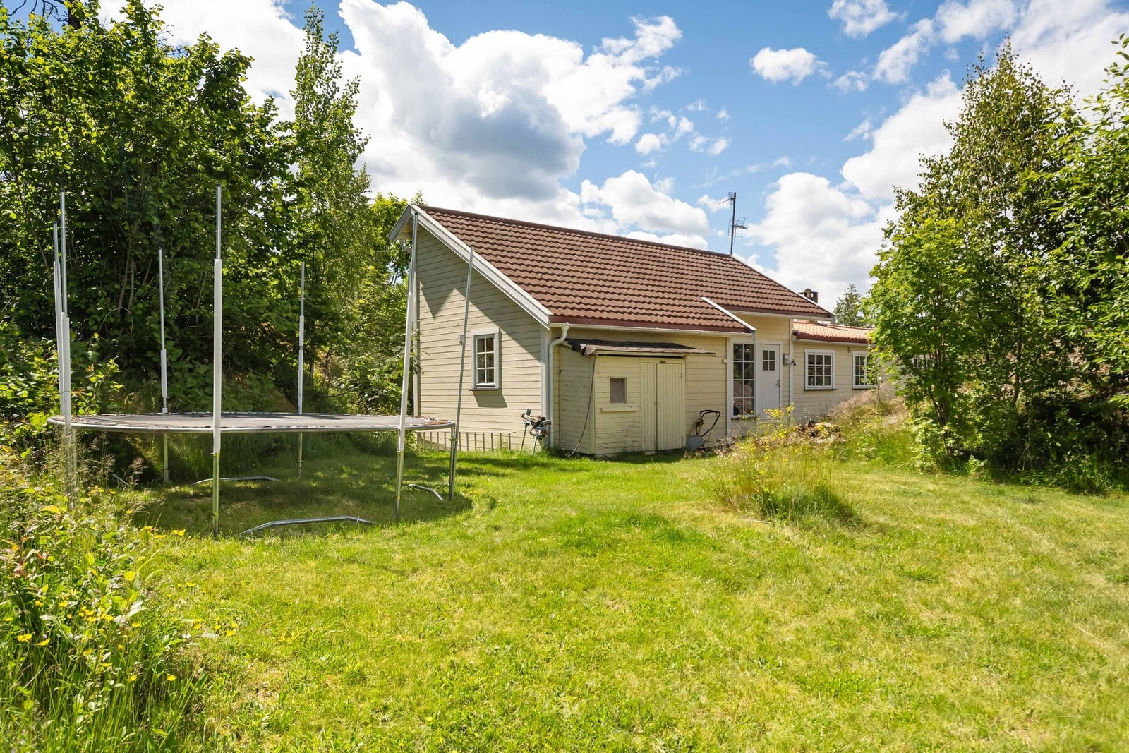 Fra terrassen er det videre adkomst til hagen som byr på rikelig med boltringsplass for hele familien. Galleribilde