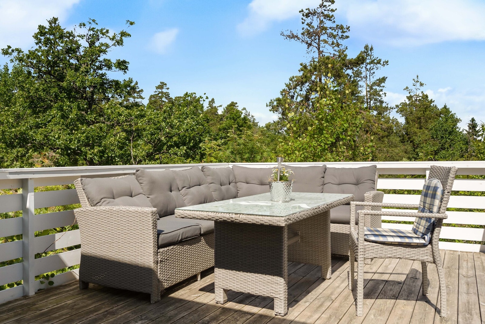 Her er det god plass til både spisegruppe, loungeområde, grill og øvrig utemøblement. Galleribilde