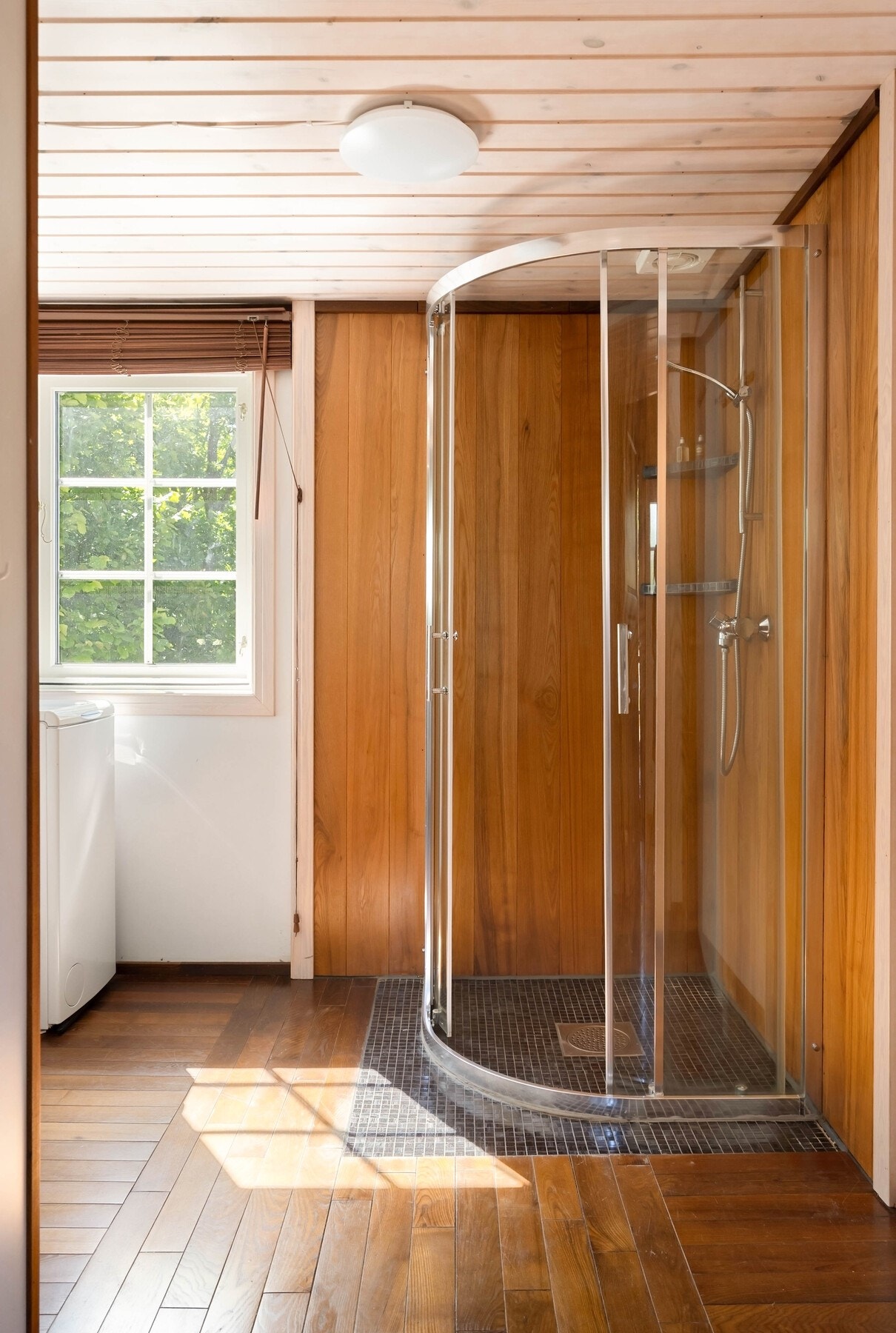 Videre inneholder badet dusjhjørne med glassdører på skinne. Galleribilde