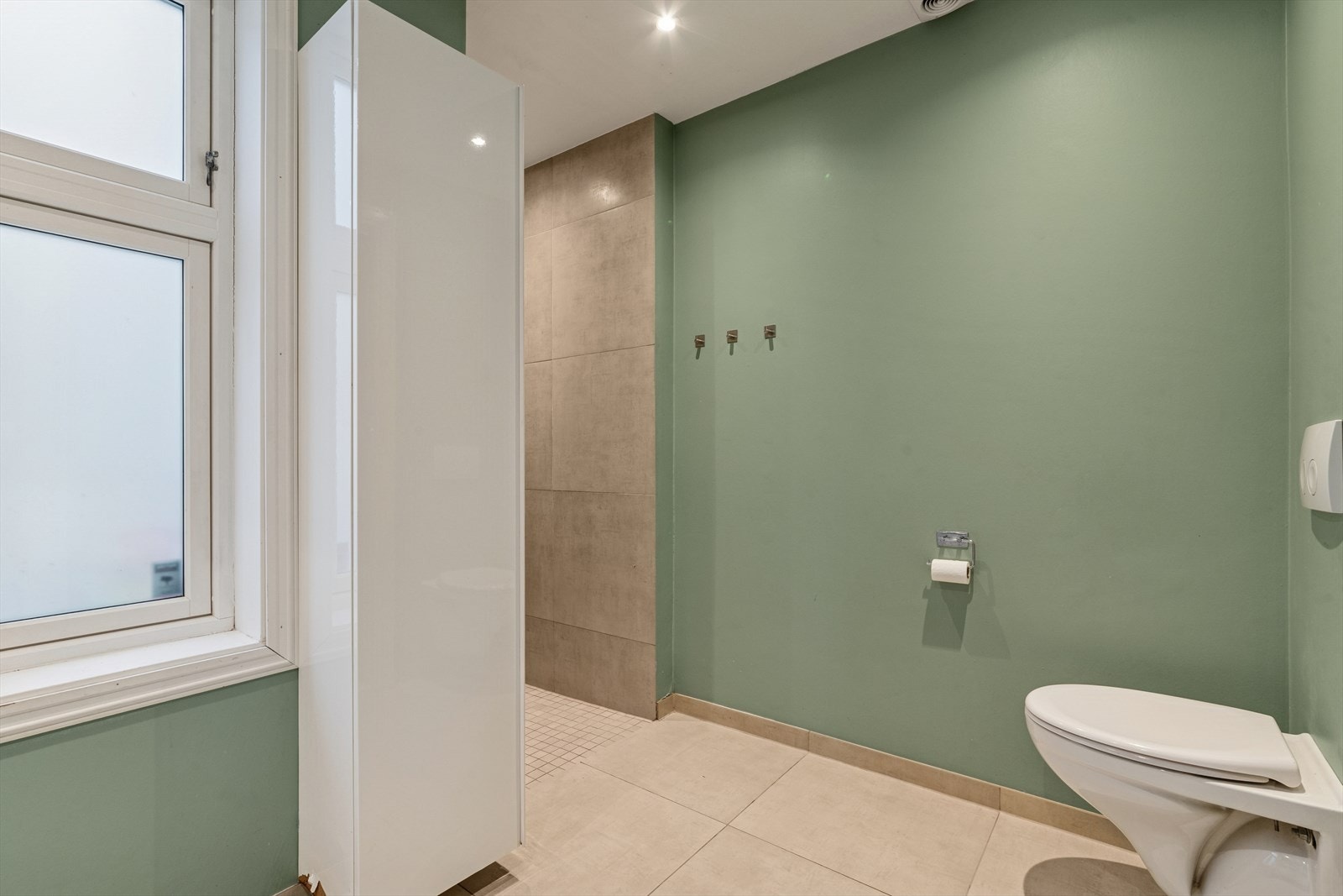 Badet har en moderne innredning og praktisk dusjnisje. Galleribilde