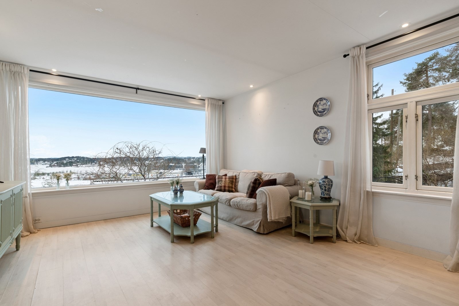 Laminatgulv og lysmalte vegger gir et moderne preg til oppholdsrommet. Galleribilde