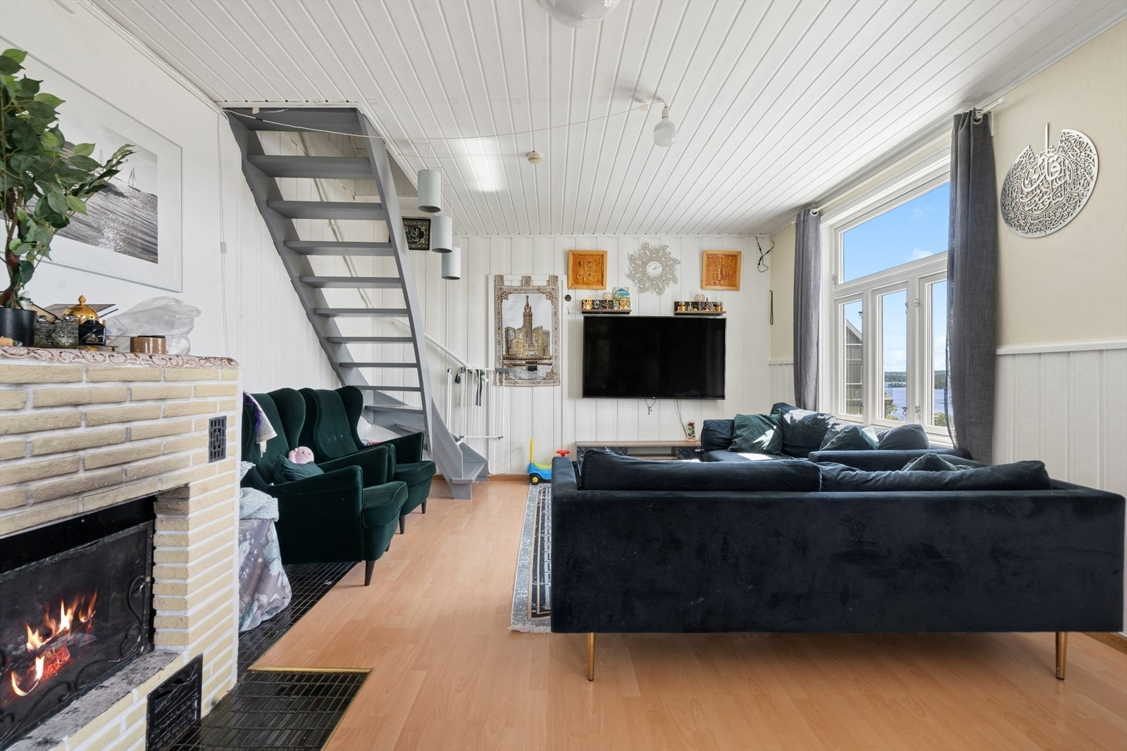 Fra stuen har du trapp opp til et åpent rom samt rom som benyttes som soverom 2. Galleribilde