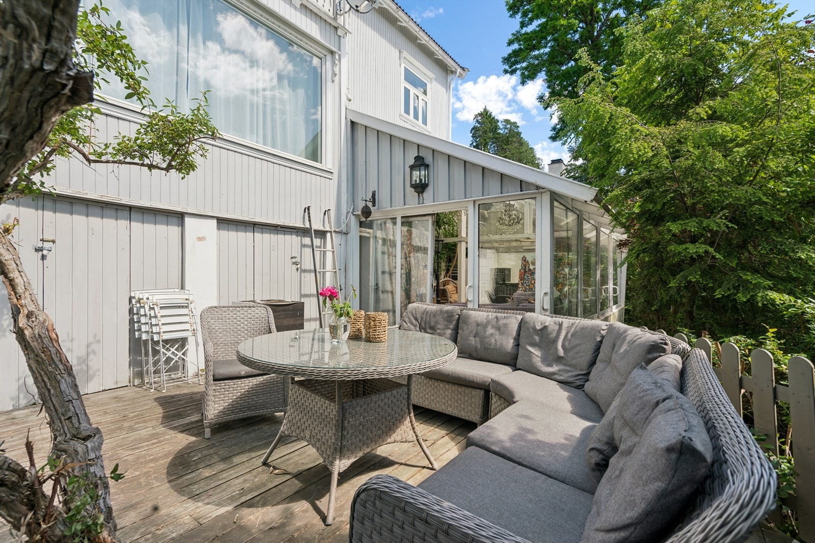 Vinterhagen leder til en hyggelig terrasse. Her har du god plass til sittegruppe med tilhørende bord. Galleribilde