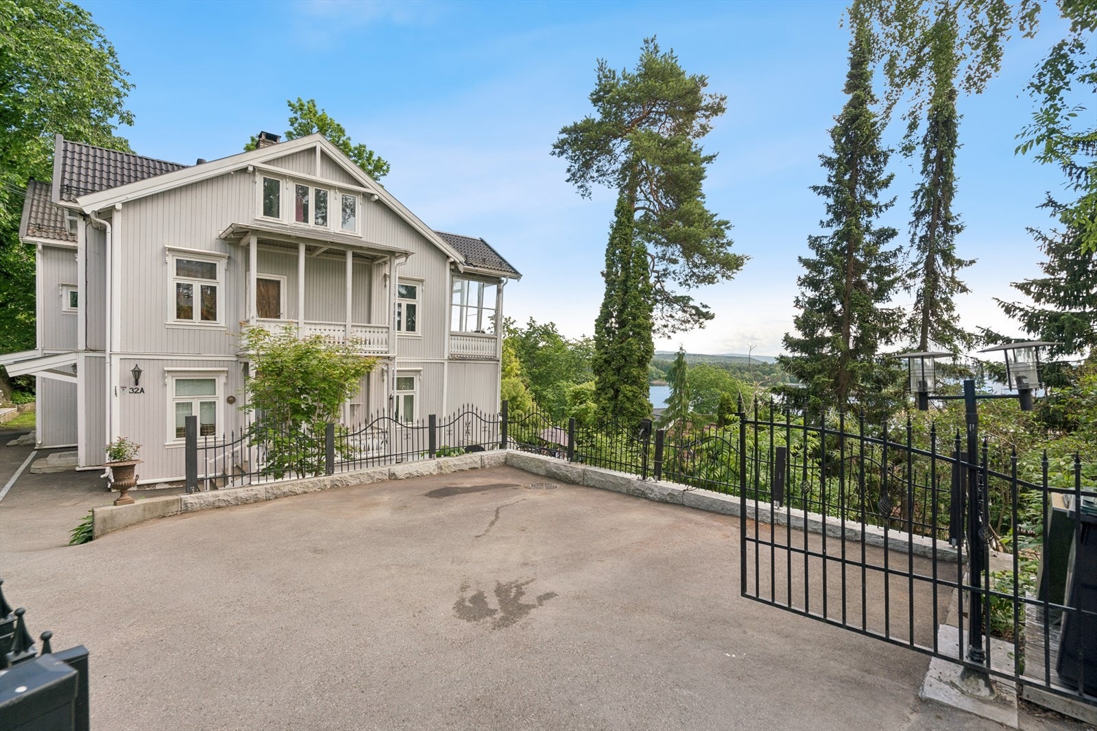 En ærverdig og innholdsrik villa i sentrale omgivelser like utenfor Sandvika sentrum. Galleribilde