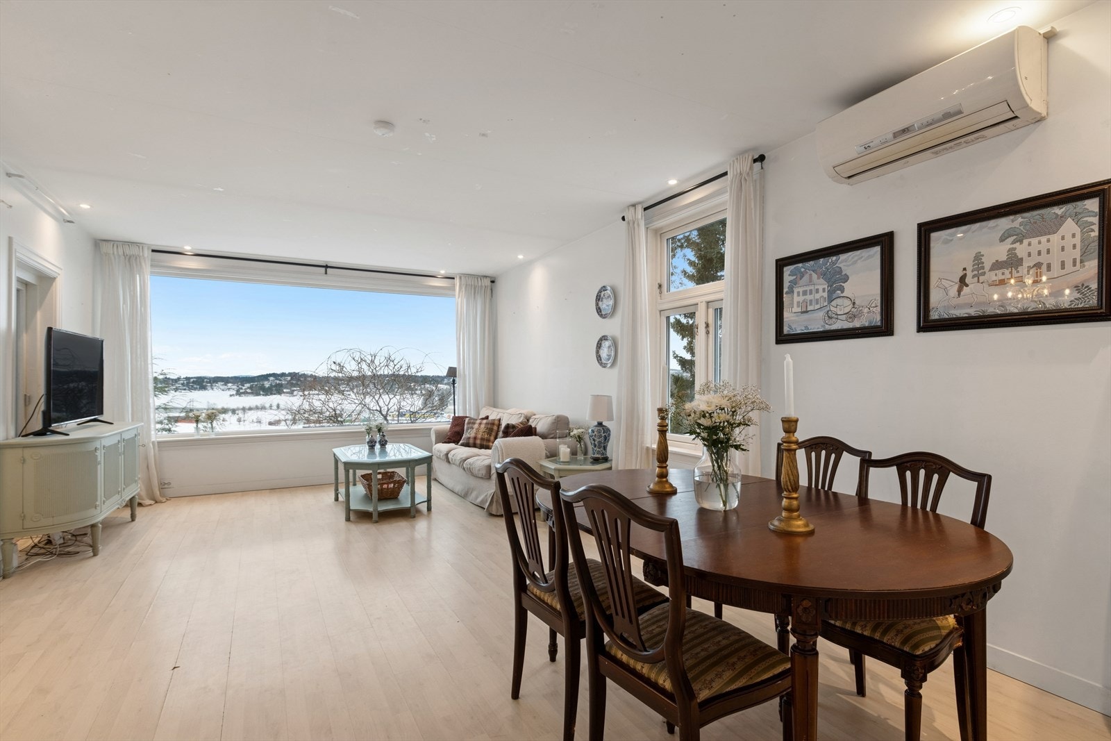 Her er det plass til både sofa- og spisegruppe. Galleribilde